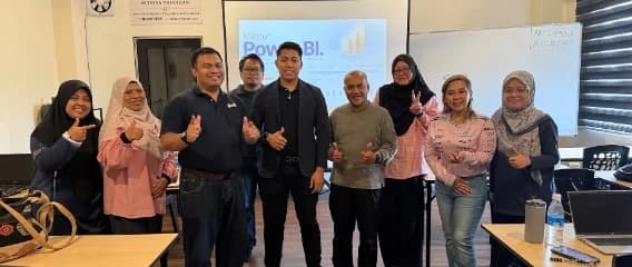 Gambar kumpulan peserta seminar Power BI bersama Hariz Sharif