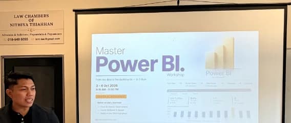 Hariz Sharif di hadapan slaid Master Power BI Workshop