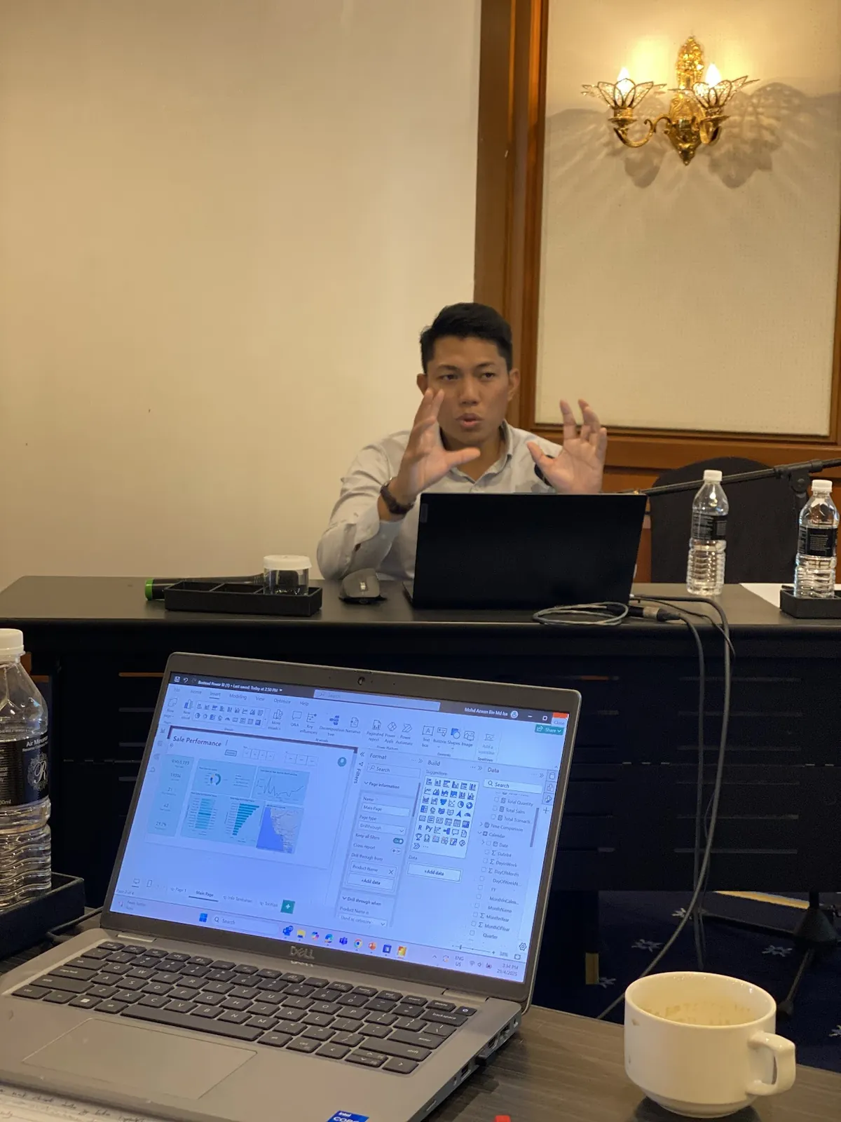 Skrin Power BI Desktop di laptop peserta semasa latihan
