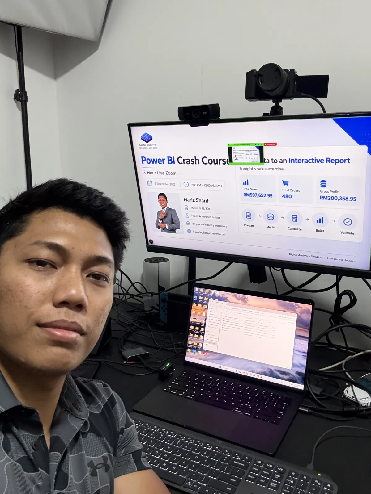 Hariz Sharif di studio webinar, dengan slaid Power BI Crash Course di skrin
