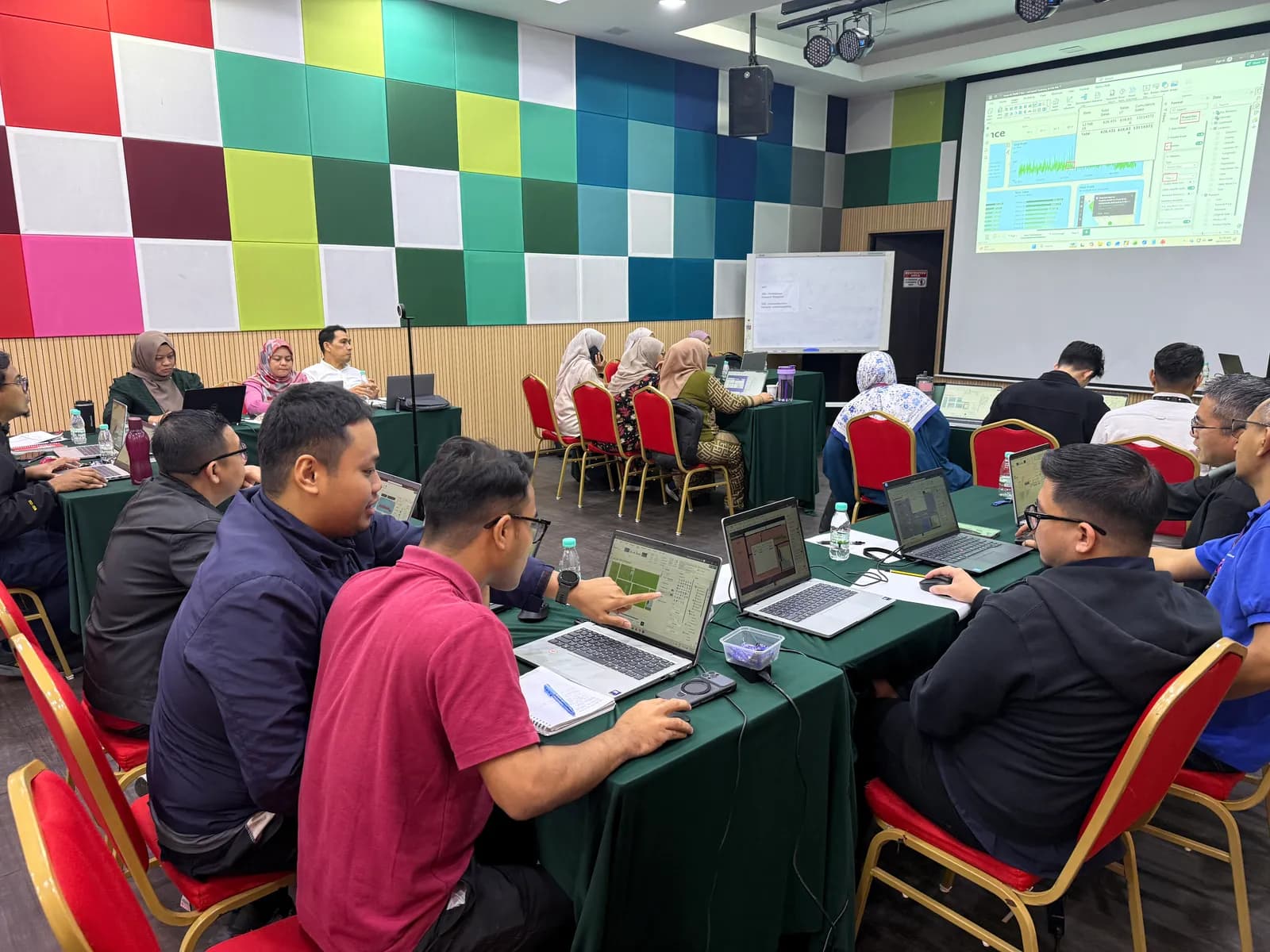 Peserta practice dashboard Power BI di dalam kelas