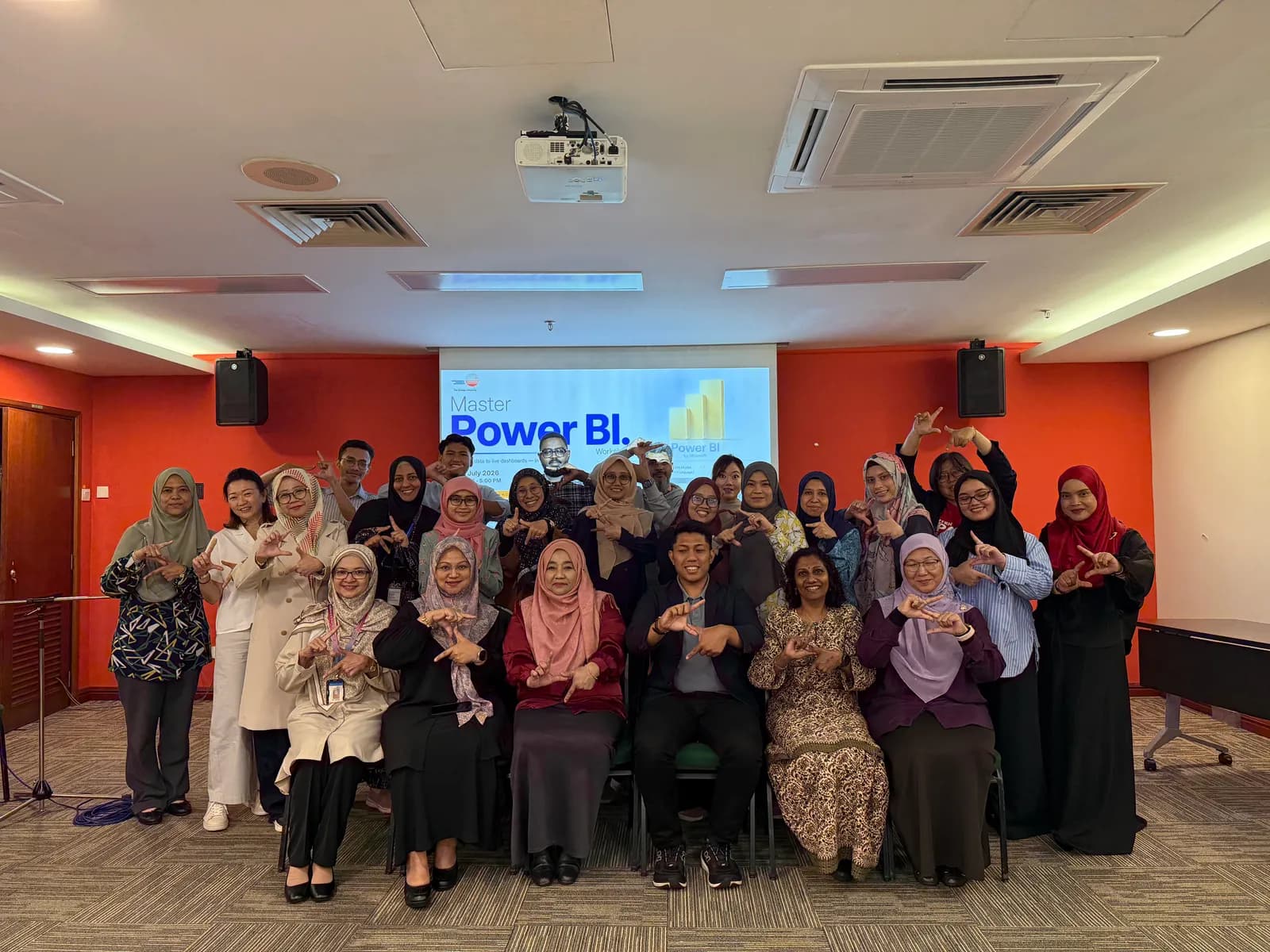 Alumni bersama trainer selepas sesi latihan