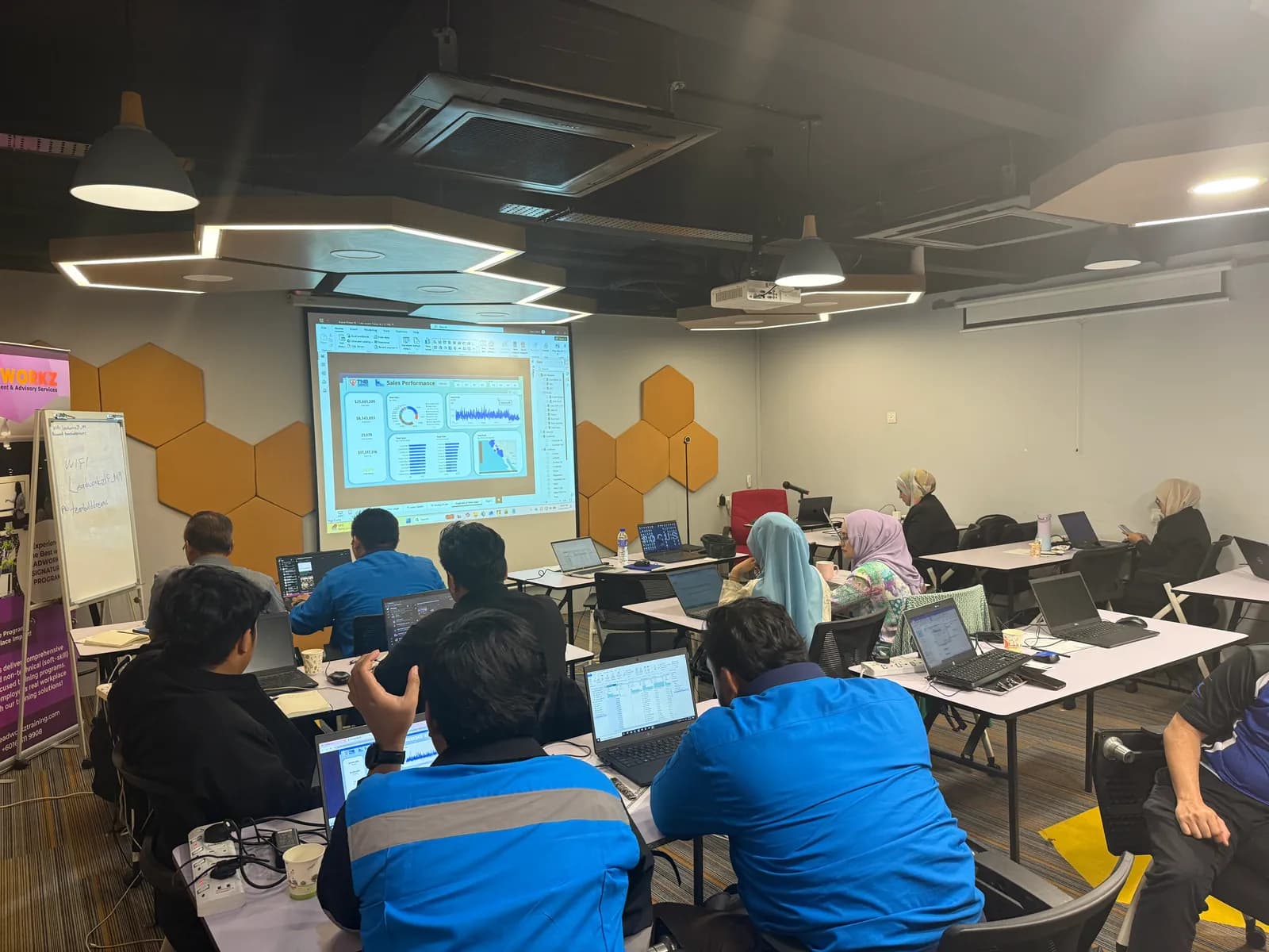 Suasana kelas dengan latihan pada laptop masing-masing