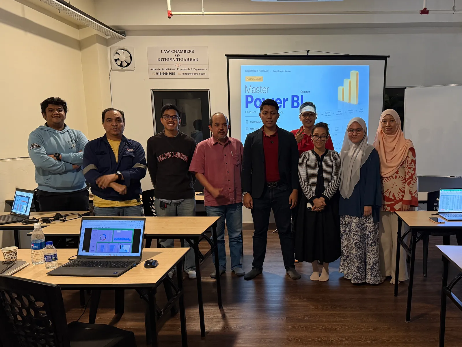 Sesi bergambar bersama peserta seminar