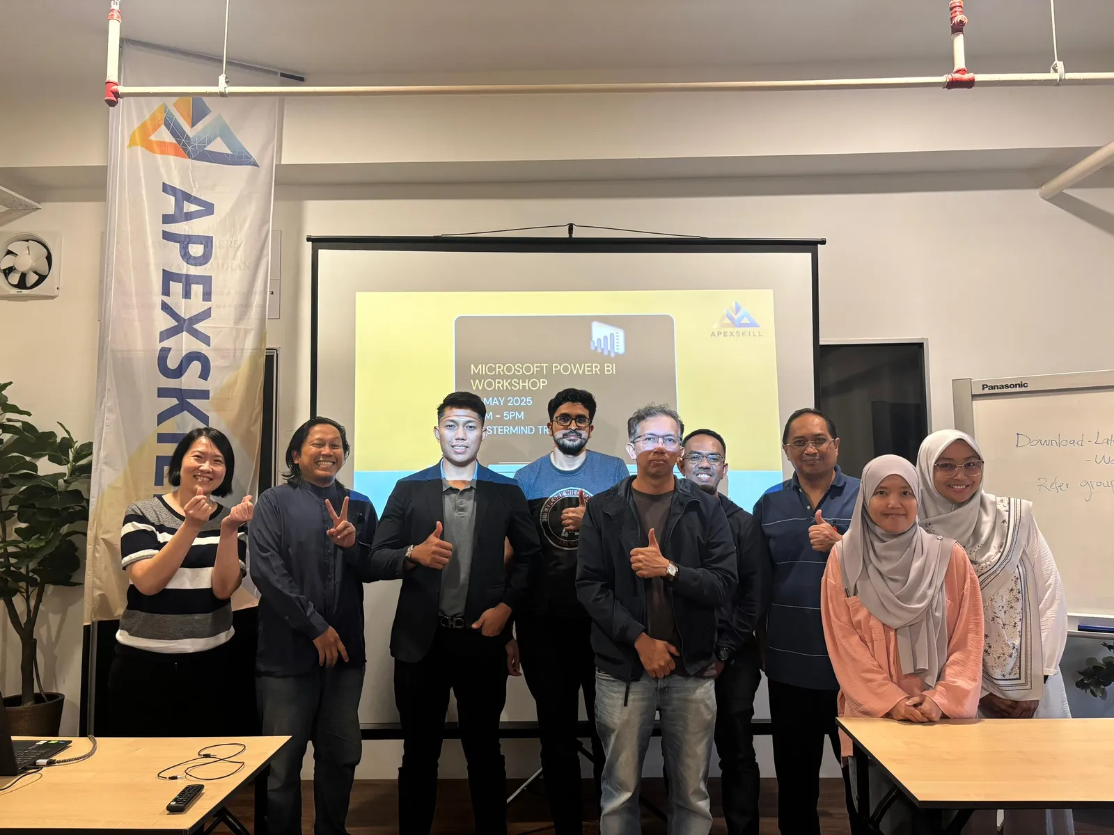 Alumni dan trainer di bilik latihan