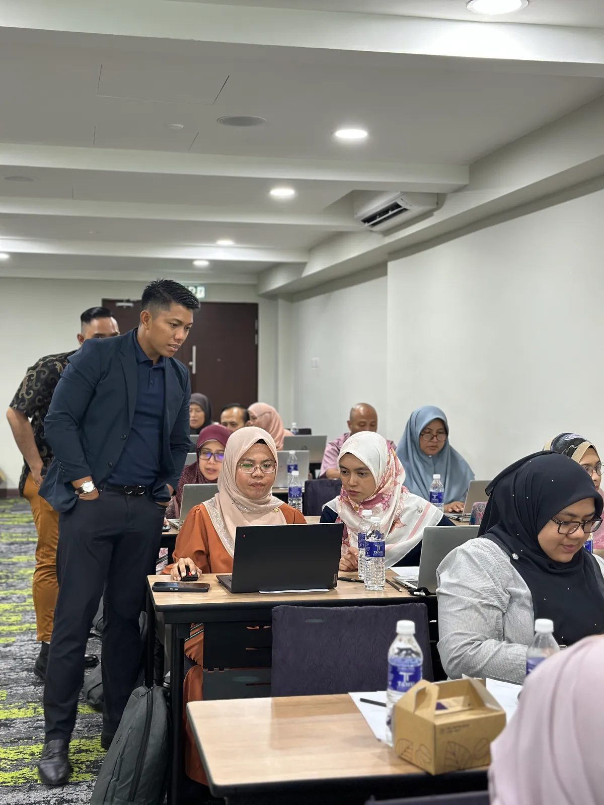 Trainer bersama peserta di dalam kelas