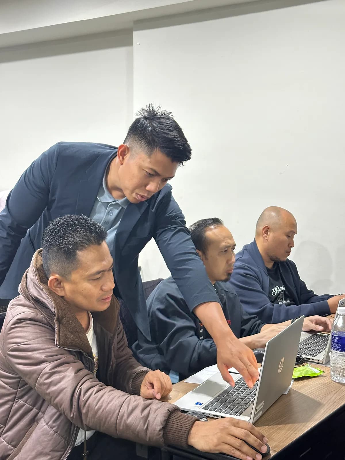 Bimbingan terus pada laptop peserta