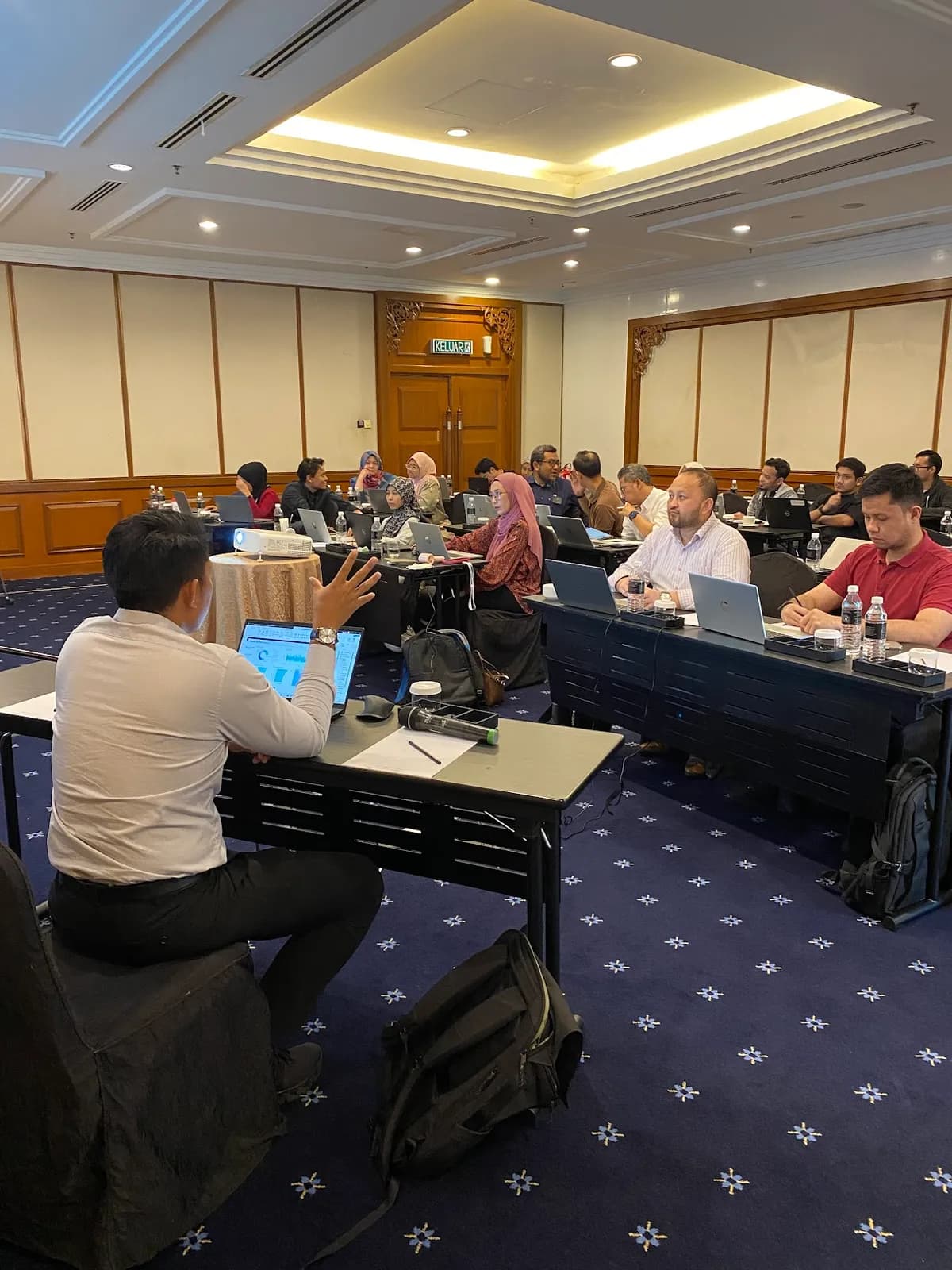 Peserta mengikuti penerangan trainer