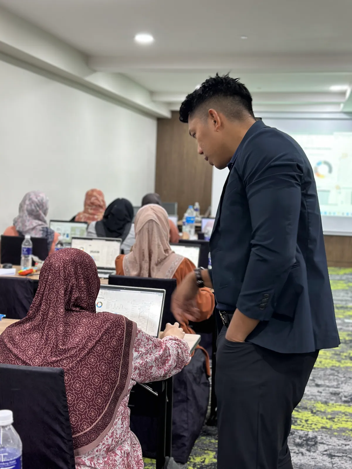 Trainer membantu peserta semasa practice