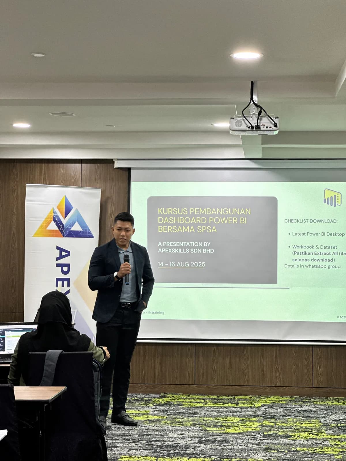 Sesi penerangan Power BI oleh trainer