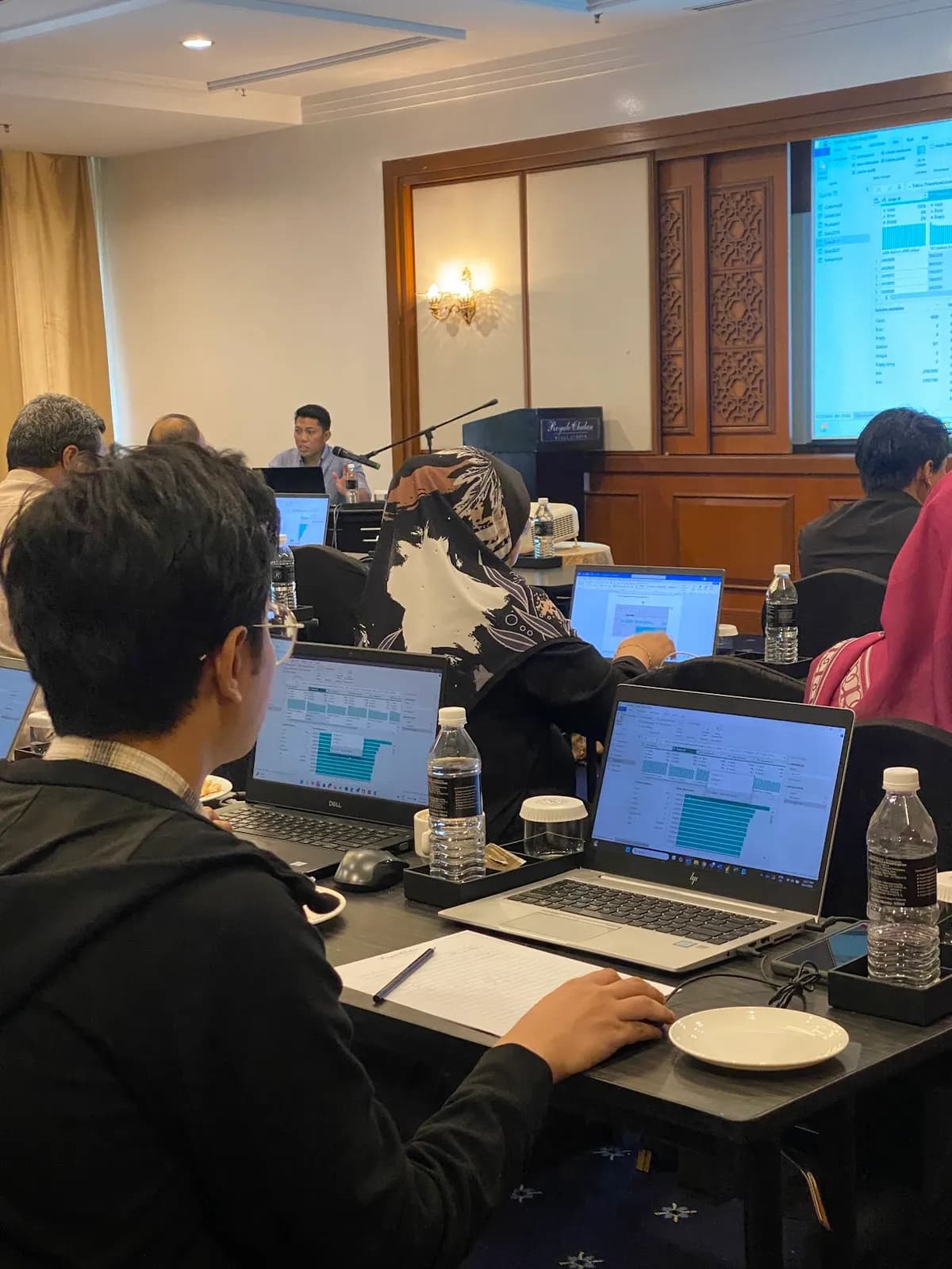 Peserta belajar menggunakan laptop sendiri