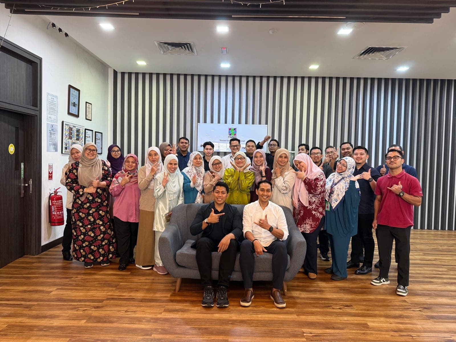 Gambar kumpulan peserta selepas latihan Power BI